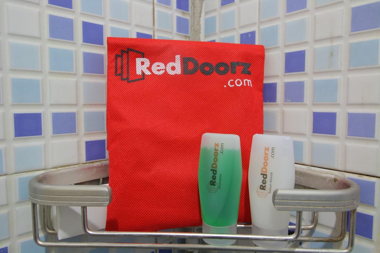 Reddoorz Plus Near Universitas Negeri ジョグジャカルタ エクステリア 写真