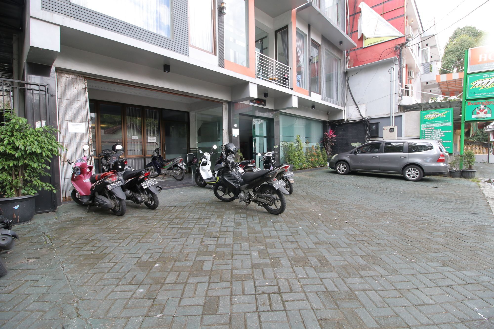 Reddoorz Plus Near Universitas Negeri ジョグジャカルタ エクステリア 写真